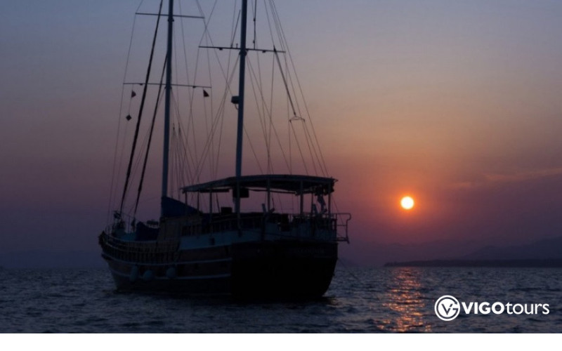 Side Sunset Boat Tour with Dinner, Drinks, and Entertainment - 3