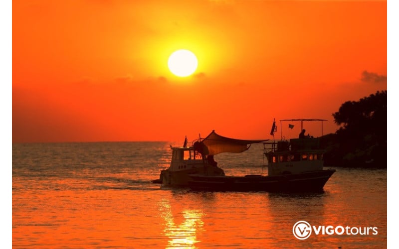 Side Sunset Boat Tour with Dinner, Drinks, and Entertainment - 5