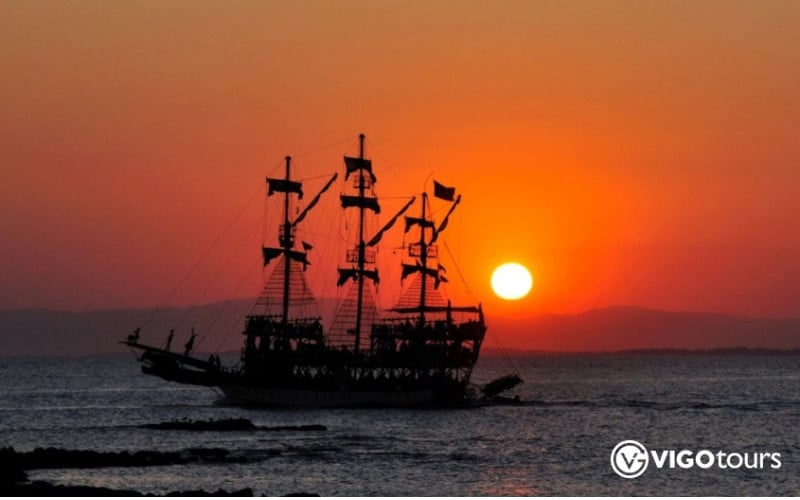 Side Sunset Boat Tour with Dinner, Drinks, and Entertainment - 8