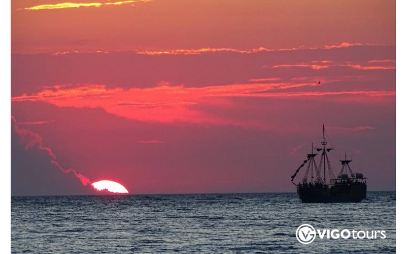 Side Sunset Boat Tour with Dinner, Drinks, and Entertainment - 9