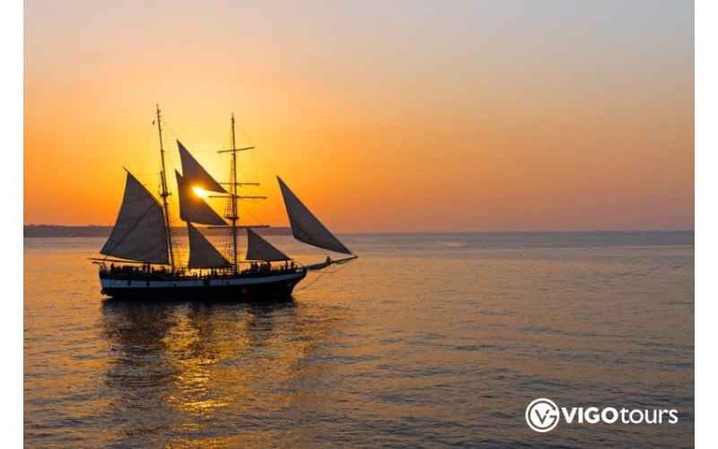 Sunset boat trip along Suluada island - 1