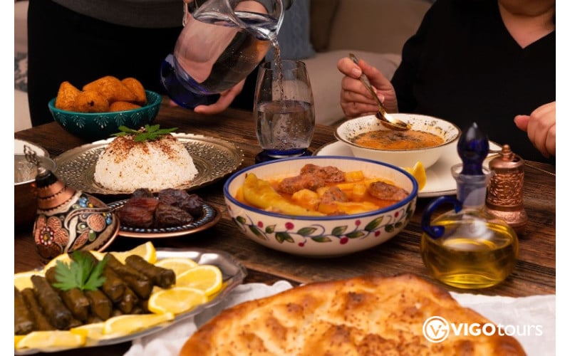 Traditionelles Abendessen mit einer Familie nahe Side - 1