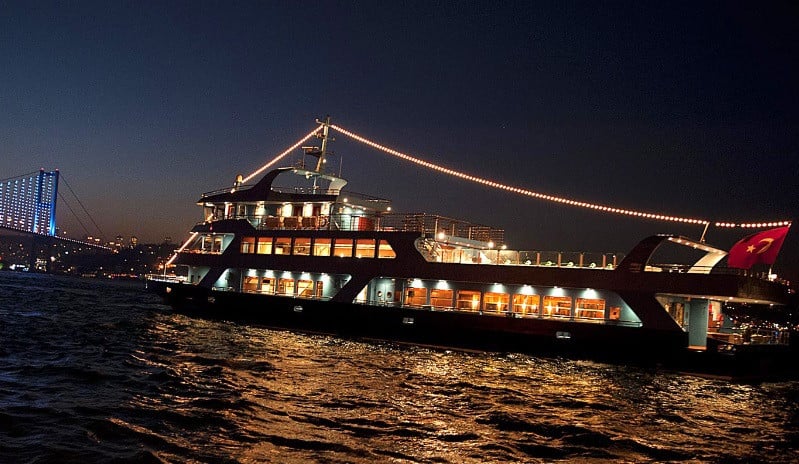 Segeln Sie in den unvergesslichen Sonnenuntergang: Bosporus-Dinner-Kreuzfahrterlebnis